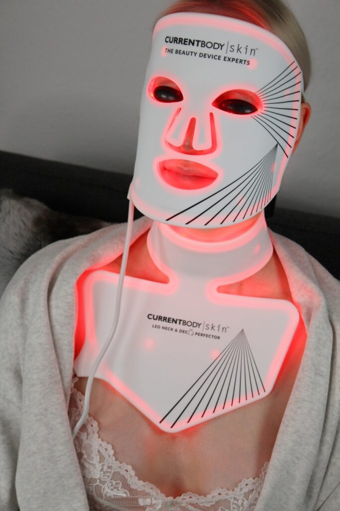 CurrentBody Skin LED Lichttherapie Maske Erfahrungen LED Maske Gesicht und Hals