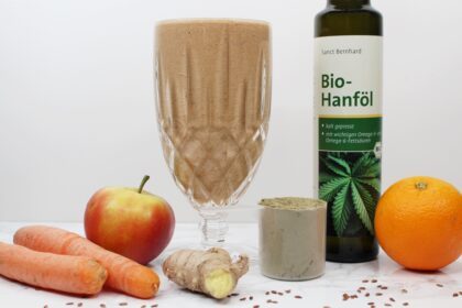 Grünes Gold zum Trinken: Superfood Smoothie mit veganem Hanfprotein