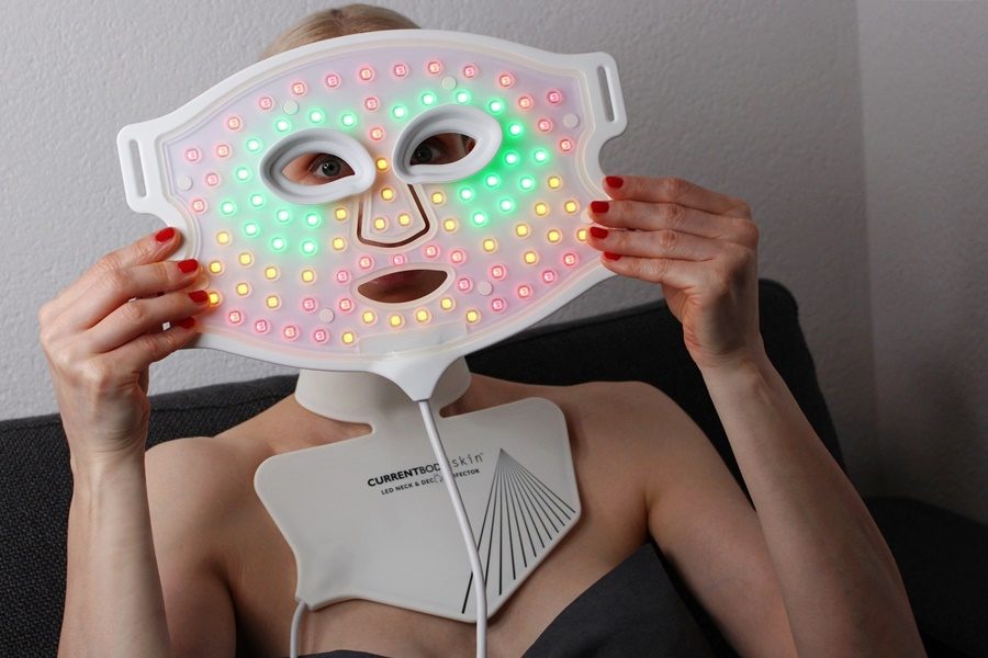 CurrentBody Skin LED 4-in-1 Zonen Mapping Gesichtsmaske, CurrentBody Skin 4 in 1 LED Maske, Currentbody Skin LED 4-in-1 Gesichtsmaske, CurrentBody Skin LED Lichttherapie Maske, CurrentBody LED Maske Erfahrungen, CurrentBody LED Maske Vorher-Nachher, LED-Maske Testsieger, LED-Gesichtsmaske gefährlich, LED Maske gegen Falten, CurrentBody LED Mask Rabattcode