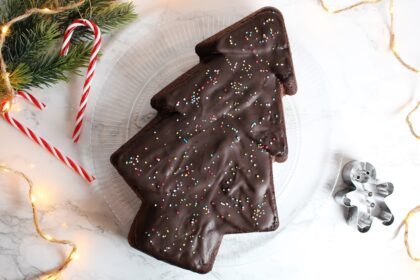 Süße Weihnachten ohne Reue: Unser glanzvoller Schoko-Gewürzkuchen