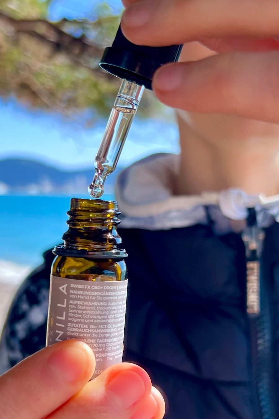 CBD Öl Migräne, CBD Öl gegen Migräne Dosierung, SWISS FX CBD Öl Test, natürliche Migräne Behandlung, CBD Öl Wirkung Migräne, Schlaf verbessern Migräne, Ernährung Migräne Tipps, Kraftsport gegen Kopfschmerzen, Lösung gegen Migräne, CBD Öl aus der Schweiz, SWISS FX Vanilla Test